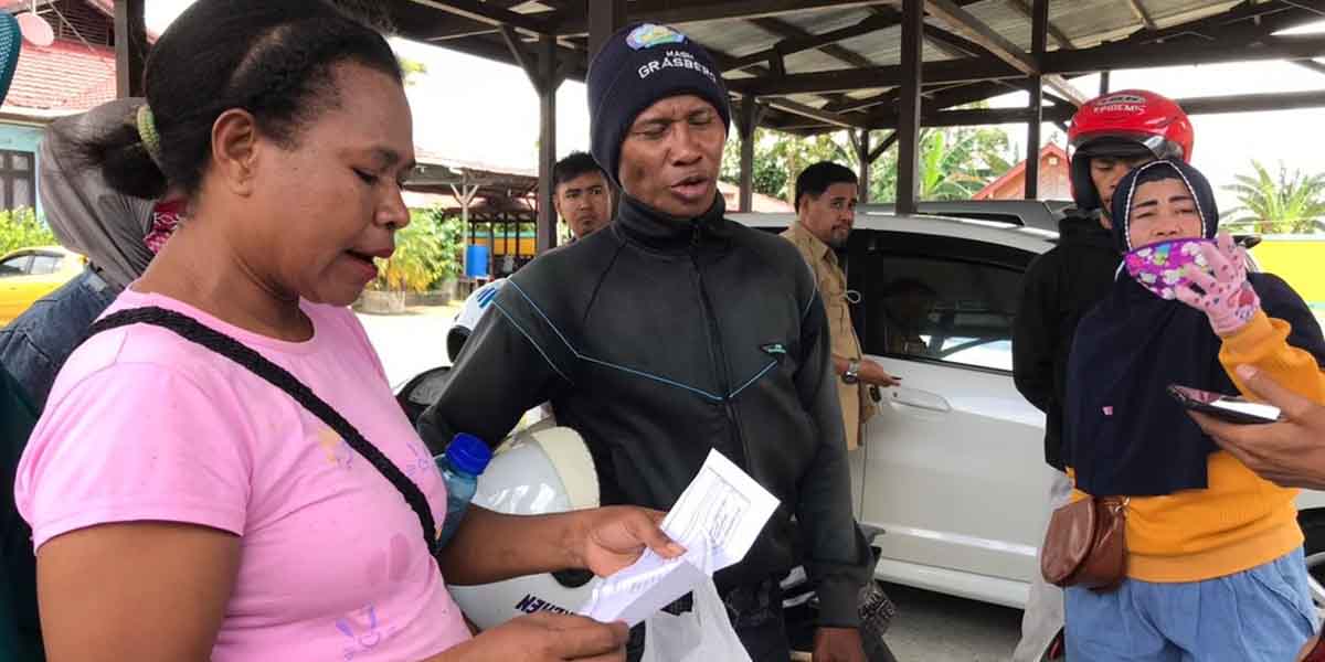 Sejumlah pedagang Pasar SP2 mendatangi Kantor Disperindag Mimika, Selasa (16/2/2021). Foto: Anti Patabang